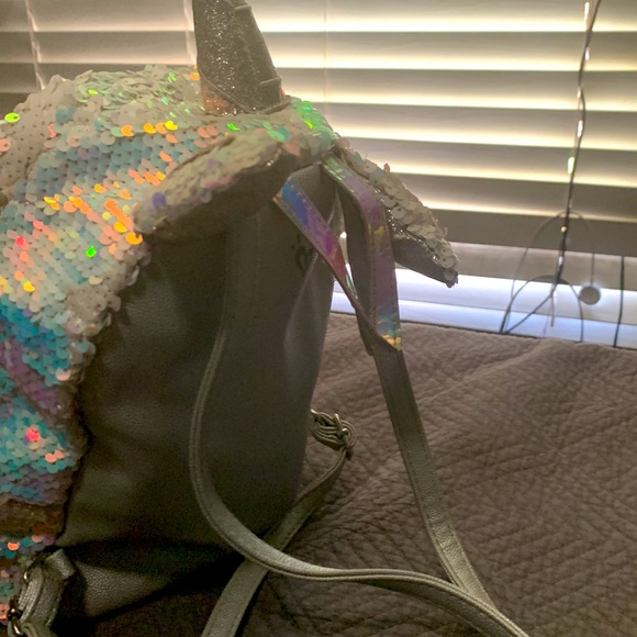 Cute backpack hi sequent on that it lips and it’s unicorn backpack - Picture 5 of 5